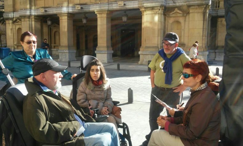 Un grupo de ciudadanos acompañandole frente al Ayuntamiento Donostiarra 